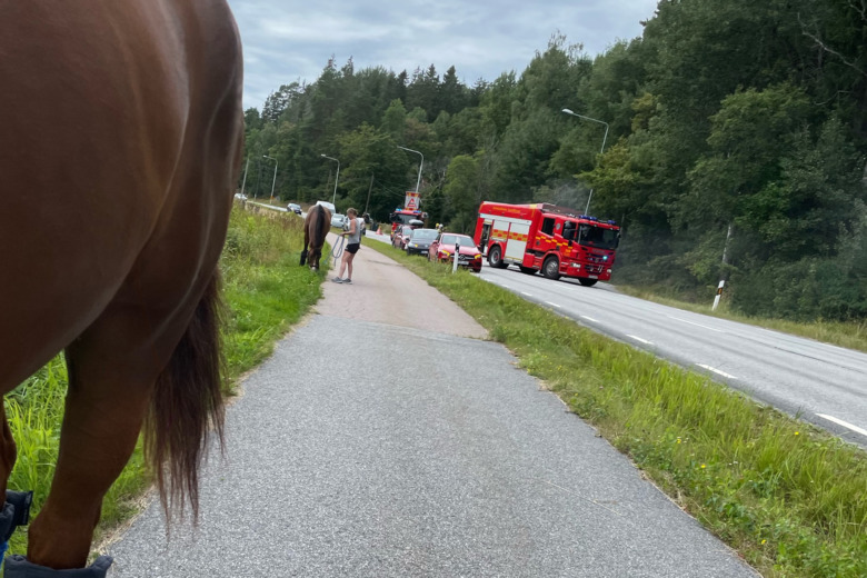 ”Det bolmade svart och vit rök från bilen”