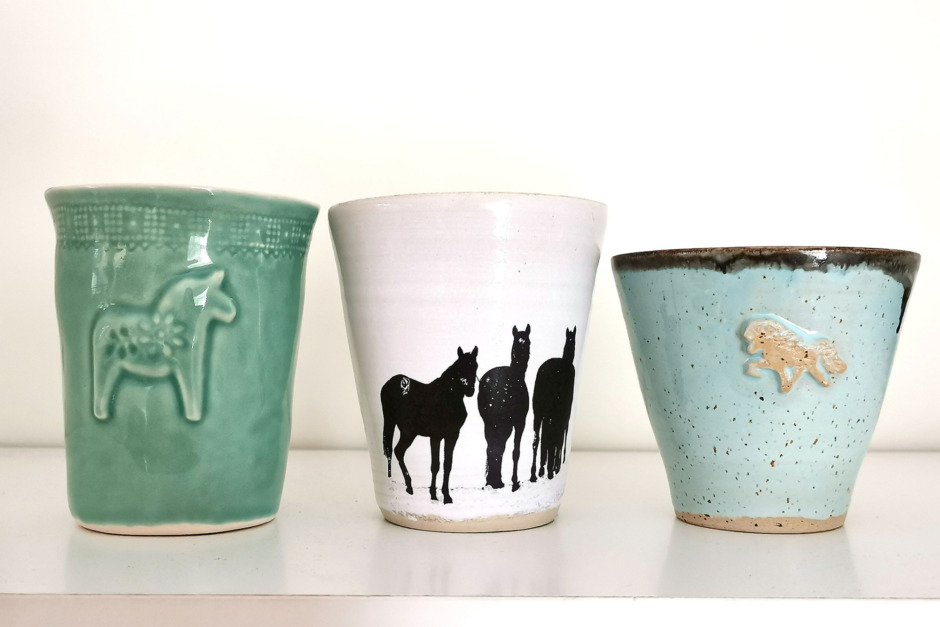 Keramikmuggar med rätta hästkänslan