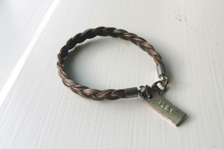 Minns hästen med ett smycke