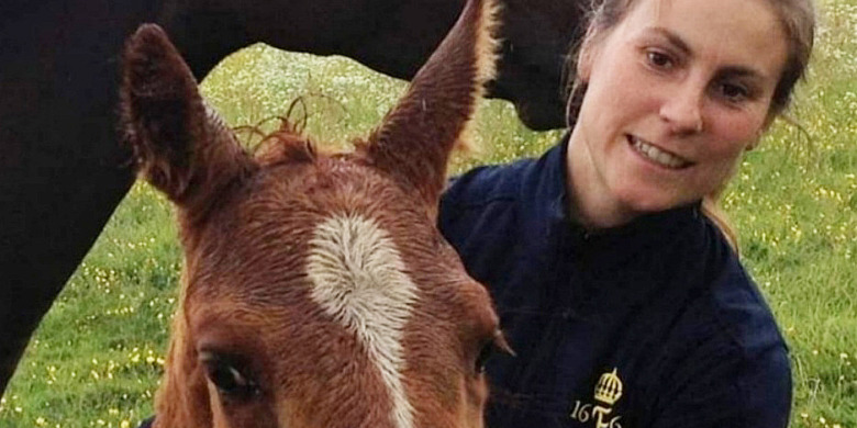 Karoline har mist fem hästar när veterinären kom för sent