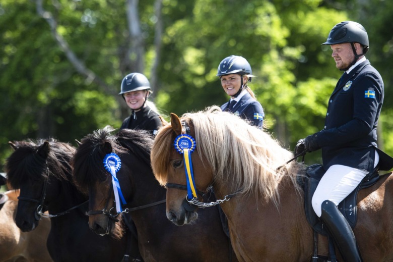 Fyra blågula rosetter för Vignir Jonasson