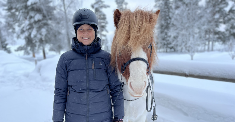 Joanna Sätter tar insikterna från skidbacken upp på hästryggen