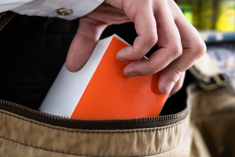 Butikspersonal och kunder stoppade tjuvar