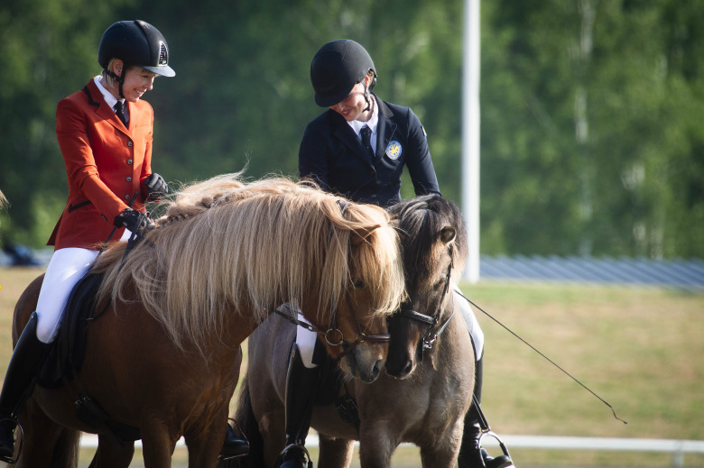 Filippa Montan börjar rida under annan flagg
