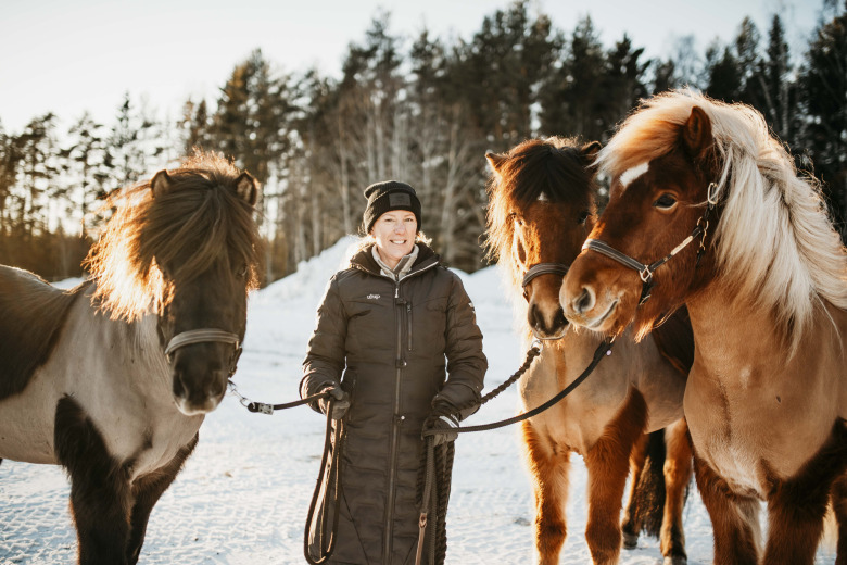 Med mjukhet och precision leder hon häst och ryttare till framgång