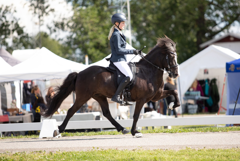 Förstaårs young ridern Hanna Holmström greppade ledningen: ”Jättekul”