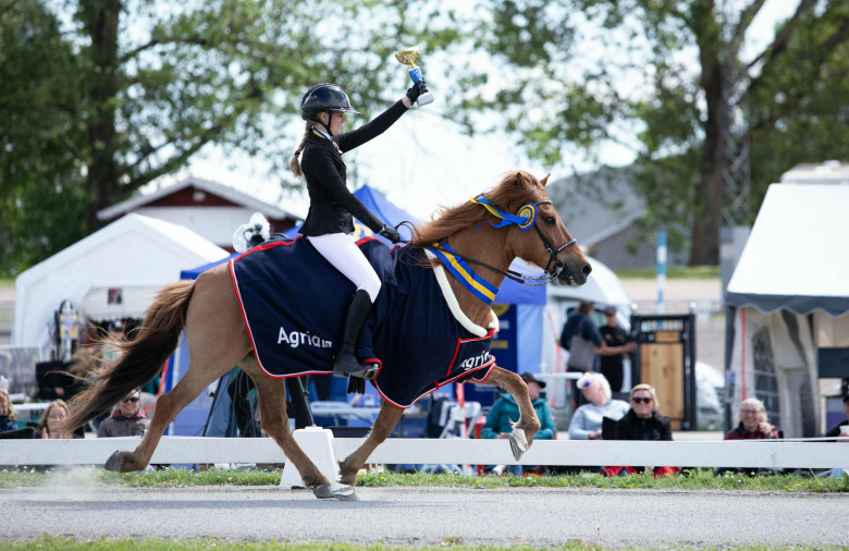 Rivstart som young rider för Nike Jakobsson