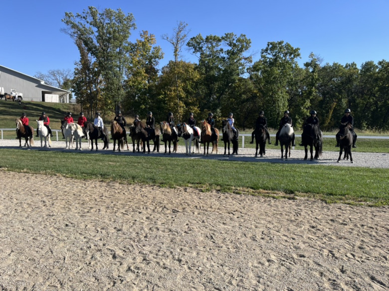 Usa - Ett G&auml;ng Glada Deltagare P&aring; T&auml;vlingar I Iowa P&aring; Harmony Icelandics Som &auml;gs Av Virginia Lauridsen