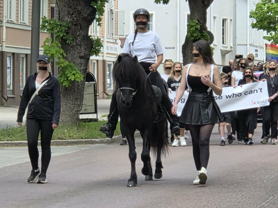 Islandshästen Kongur ledde Pridetåget