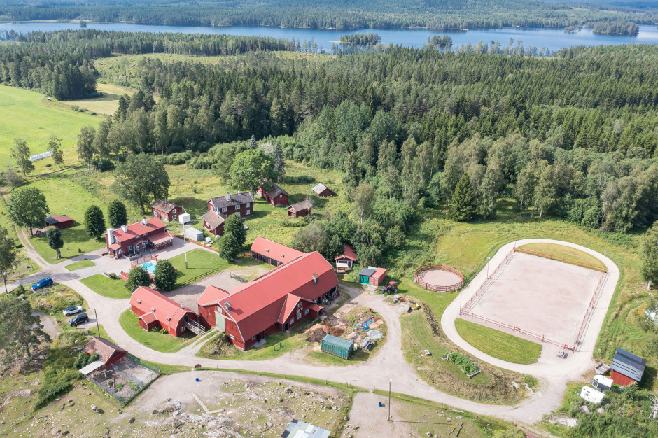 Islandshästgård till salu – med egen ovalbana